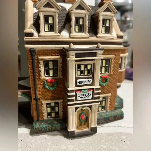Dept 56 Dickens' Village Series Dursley Manor Christmas Light Up Christmas home - Picture 12 of 12